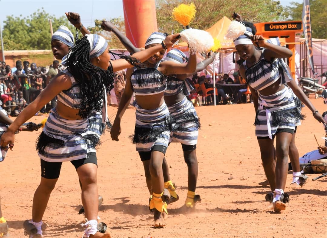 Danse traditionnelle lors d’un événement culturel à Bobo-Dioulasso au Burkina Faso